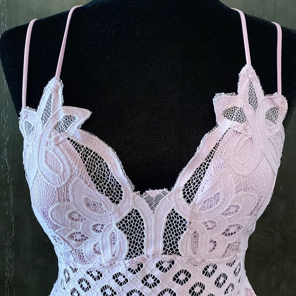 Zenana ruffles/lace periwinkle sleeveless top - size Large. - Picture 4 of 7